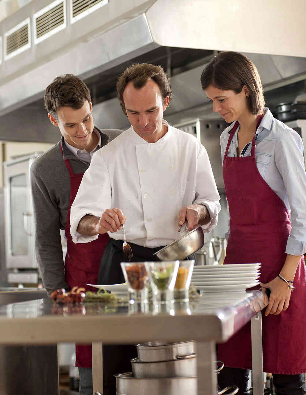 Hombre y mujer junto a un chef